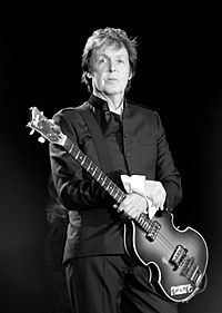 Archivo:Paul McCartney black and white 2010