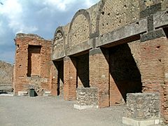Archivo:Pompeje Forum sklepy