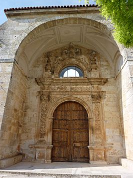 Portada de la antigua iglesia de Arauzo de Miel.JPG