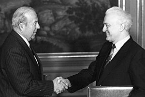 Archivo:RIAN archive 770216 U.S.Secretary of State Eduard Shevardnadze and George P Shultz on visit to USSR