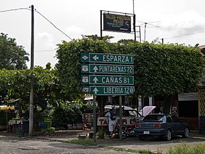 Archivo:Rotulos, a la entrada de Esparza Costa Rica 2011