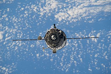 Archivo:Soyuz TMA-12M approaches the station