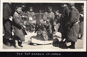 Archivo:Spinning Top Season in Japan (1914 by Elstner Hilton)