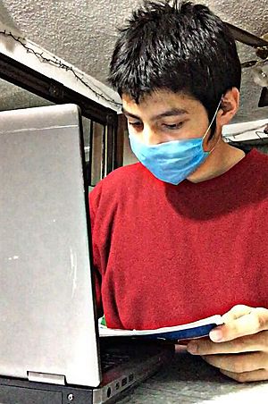 Archivo:Student during Coronavirus in Mexico (2)