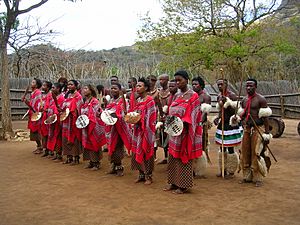 Archivo:Swazis dancing in a cultural village show in Eswatini, 2006
