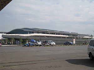 Archivo:TanSonNhatIntlTerminal outside
