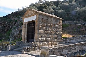 Archivo:The small votive temple, distyle in antis, of Tuscan order with a single cella, built by a man named Caius Julius Lacer, and dedicated to the Roman emperor Trajan and the Roman Gods, Spain (26704611328)