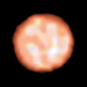 Archivo:The surface of the red giant star π1 Gruis from PIONIER on the VLT