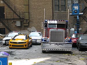 Archivo:Transformers 3 set in Chicago - Bumblebee and Optimus Prime vehicles