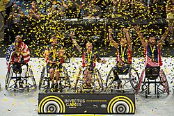 Archivo:U.S. Invictus wheelchair basketball team members celebrate their gold medal win during the 2016 Invictus Games (26888865182)