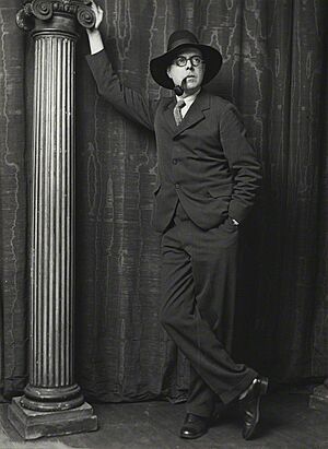 Archivo:Wyndham Lewis photo by George Charles Beresford 1929