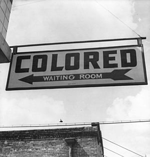 Archivo:1943 Colored Waiting Room Sign