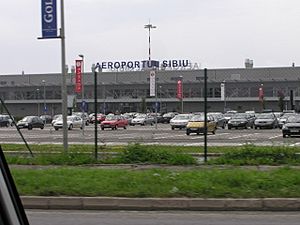 Archivo:Aeroportul Sibiu, main building and carpark