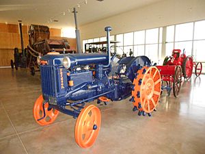 Archivo:Antiguo tractor (Aquagraria)