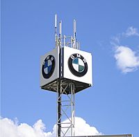 Archivo:BMW Logo für Werbung auf Gestell montiert
