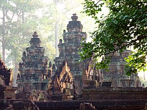 Archivo:Banteay Srei - 003 Temple at Dawn (8582529932)