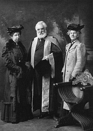 Archivo:Bell receives honorary LL.D from University of Edinburgh