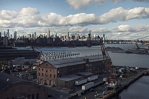 Archivo:Brooklyn Navy Yard - Manhattan View