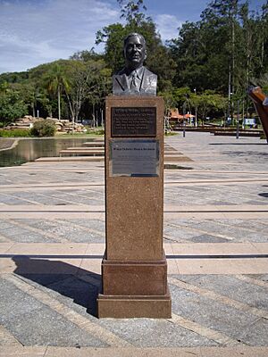 Archivo:Busto Octavio Moura Andrade