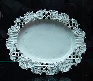 Archivo:Ceramica Alcora fuente decorada ni