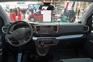 Archivo:Citroën Spacetourer - wnętrze (MSP17)
