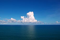 Archivo:Clouds over the Atlantic Ocean