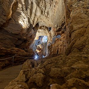 Archivo:Cueva de las Calaveras, Benidoleig, Alicante, España, 2022-08-14, DD 24-26 HDR