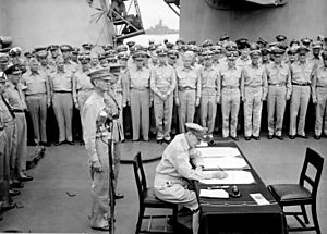 Archivo:Douglas MacArthur signs formal surrender