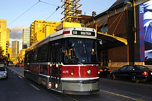 Archivo:Dundas-streetcar-and-ago-as-seen-from-near-deconism