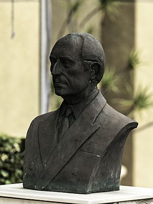 Archivo:ENRIQUE TIERNO GALVAN ESCULTURA DE ANDRES LOPEZ YEBRA