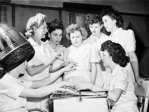 Archivo:Ex-servicewomen learning manicure techniques