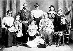 Archivo:Familia de malvinenses en Santa Cruz