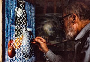 Archivo:Fotografía de hacia 1990 donde aparece Vicente Gómez en su taller de la calle Zapadores acabando el cuadro "Bodegón con superposición geométrica"