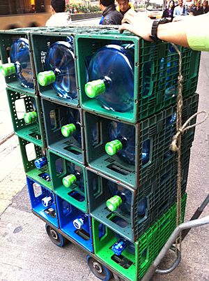 Archivo:HK Yau Ma Tei Nathan Road AS Watsons distilled water green plastic bottles Logistics morning Feb-2014
