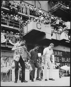 Archivo:Hollywood comedian Bob Hope joins dancers Harold and Fayard Nicholas in a dance step aboard the U.S. aircraft carrier Ti - NARA - 541852