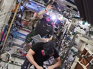 Archivo:ISS-42 Barry Wilmore and Terry Virts re-entered the U.S. segment