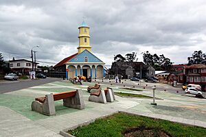 Archivo:Iglesia y plaza de Chonchi