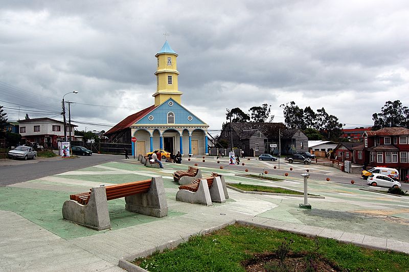 Iglesia y plaza de Chonchi