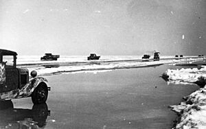 Archivo:In the spring on the "Road of Life" on Lake Ladoga