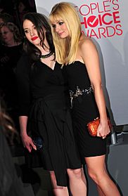 Archivo:Kat Dennings and Beth Behrs at the 38th People's Choice Award