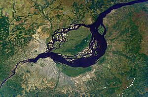 Archivo:Kinshasa & Brazzaville - ISS007-E-6305 lrg