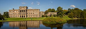 Archivo:Lyme Park house and orangery, 2013