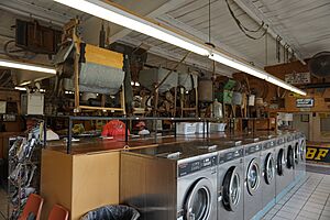 Archivo:Mineral Wells May 2017 22 (The Laumdronat and Washing Machine Museum interior)