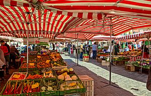 Archivo:Nuremberg, Hauptmarkt and Frauenkirche 4660