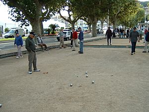 Archivo:Pétanque players in Cannes (France) 2003