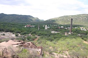 Archivo:PANORAMICA DE EL TRIUNFO CON CHIMENEAS,EN B.C.S.