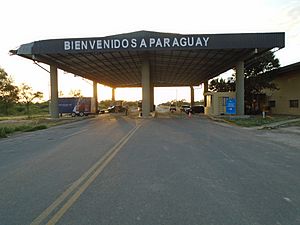 Archivo:Paso fronterizo Mayor Infante Rivarola (Paraguay) - Cañada Oruro (Bolivia), en el final de la Ruta Nacional PY09 "Trans-Chaco".