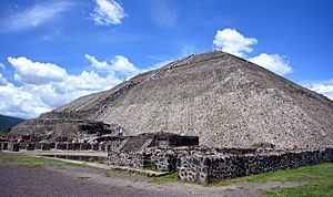 Archivo:Piramide del Sol 072006