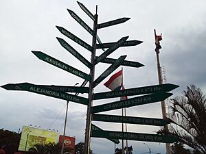 Archivo:Placas de distancias desde Coronel Oviedo, en los empalmes de las rutas PY02 y PY08