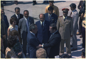 Archivo:President Hafez al-Assad of Syria greets President Nixon on his arrival at Damascus airport - NARA - 194584